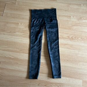 Spanx Dark Camo Look At Me Now Leggings Large